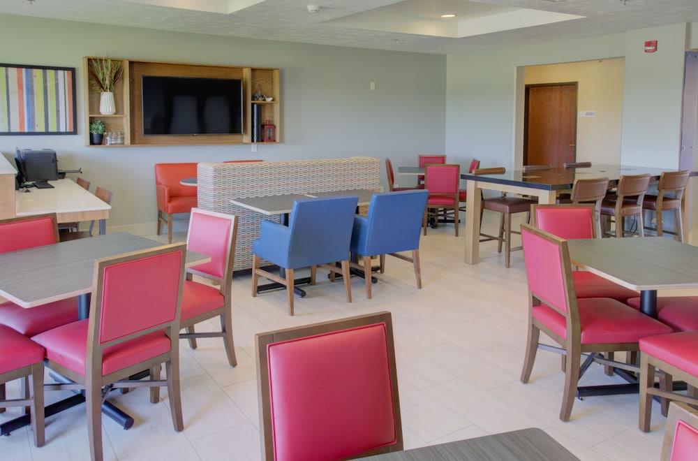 Holiday Inn Express Hotel Suites Le Mars 44/48