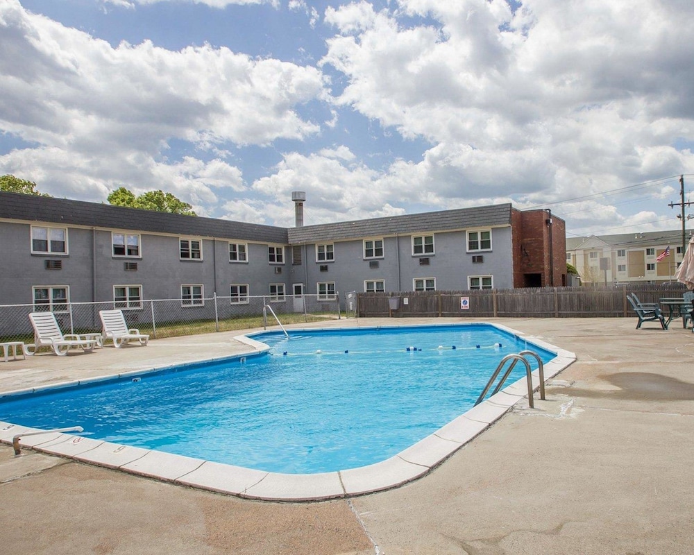 Econo Lodge Inn & Suites Windsor Locks Bradley Airport 1/25