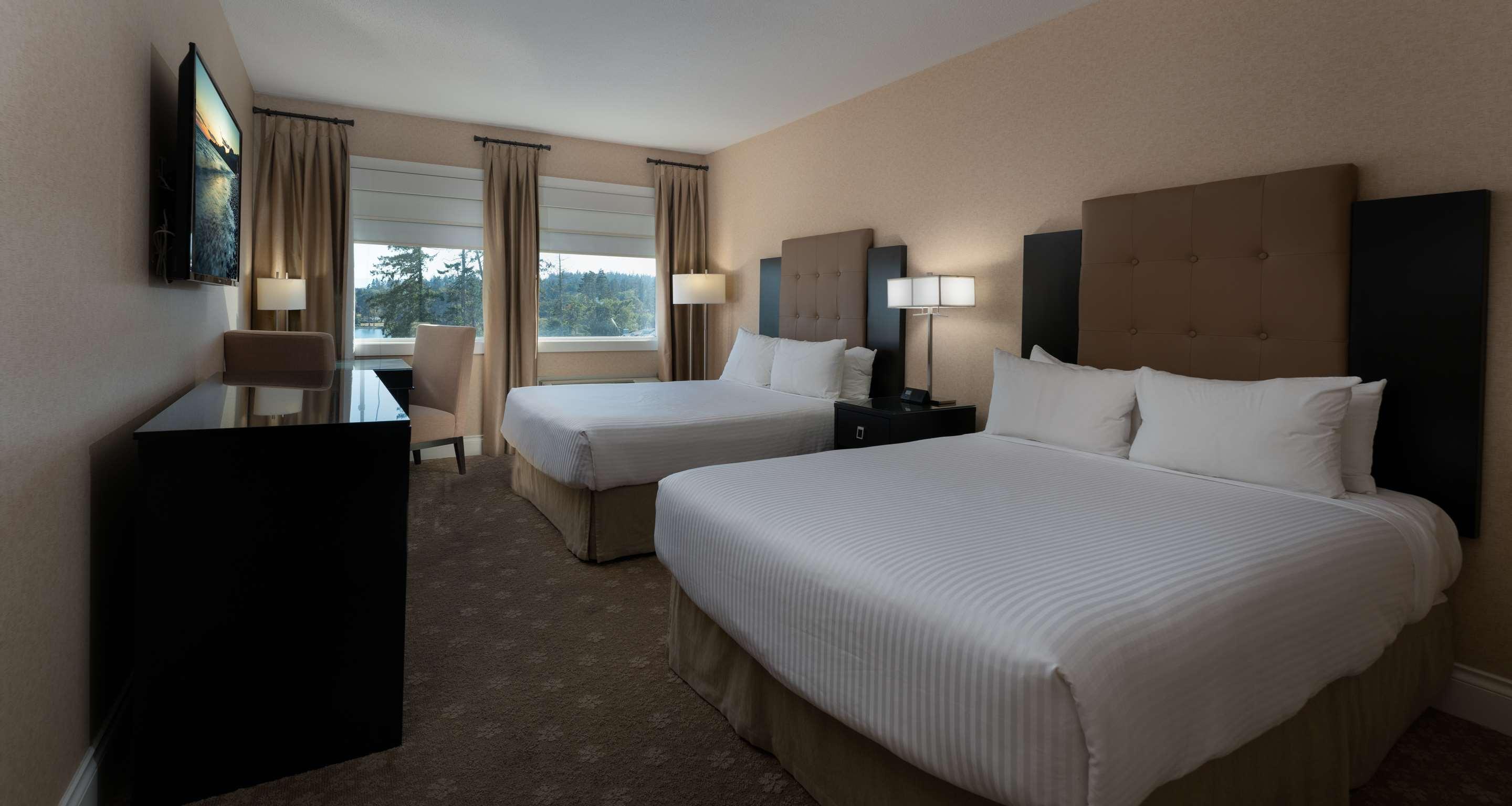 Room, 2 Queen Beds, Partial Water View