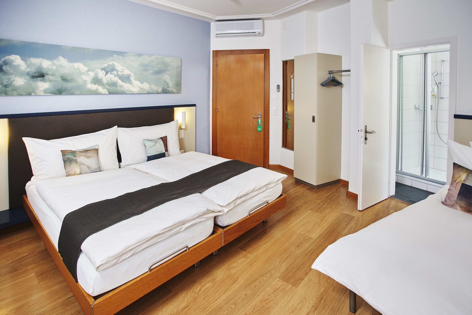 غرفة قياسية رباعية بسريرين منفصلين مع أريكة، Bristol Hotel Zurich 2/5