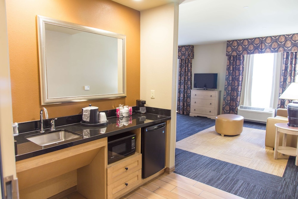 Hampton Inn Suites Dodge City 19/38