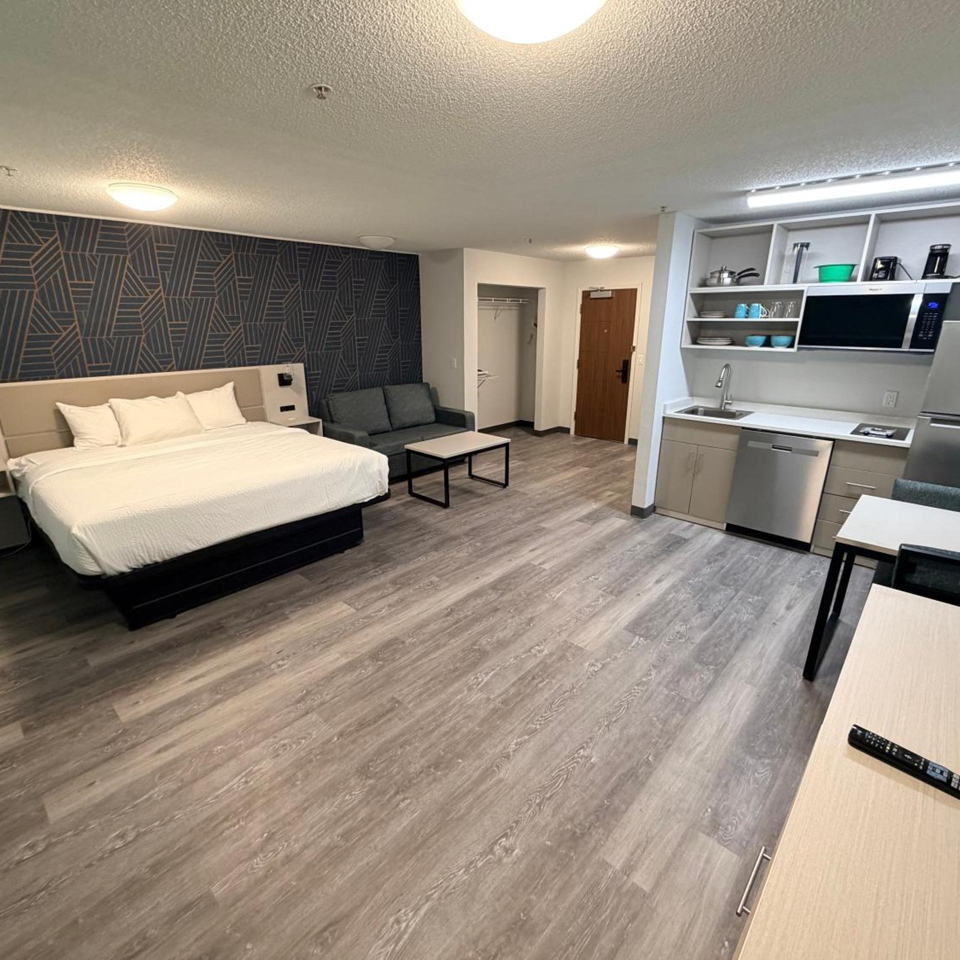 Efficiency, Suite, King Bed