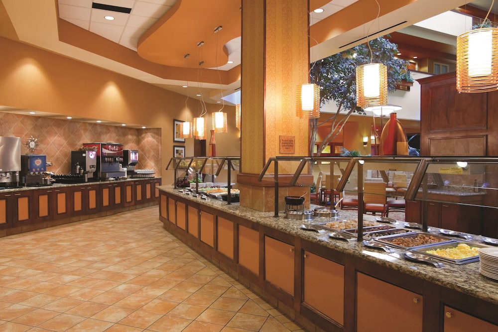 Embassy Suites By Hilton E Peoria Riverfront Conf Center 43/60