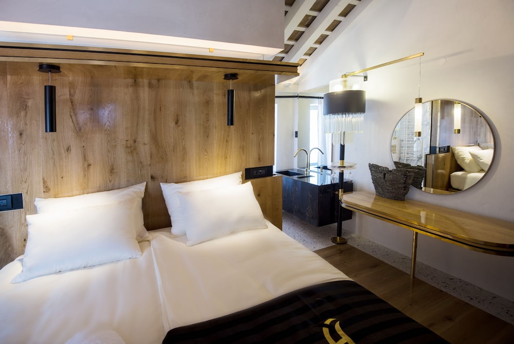 PALAZZO, SUPERIOR, DOUBLE BED, SEA VIEW, BALCONY