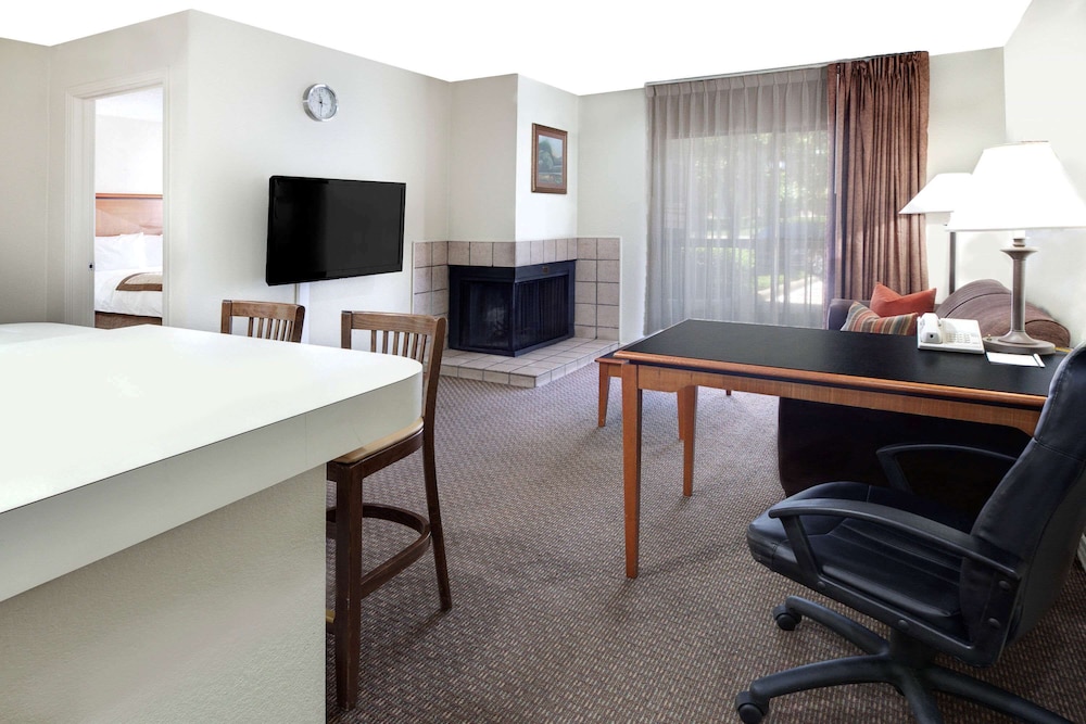Craigshire Suites - Arlington 26/34