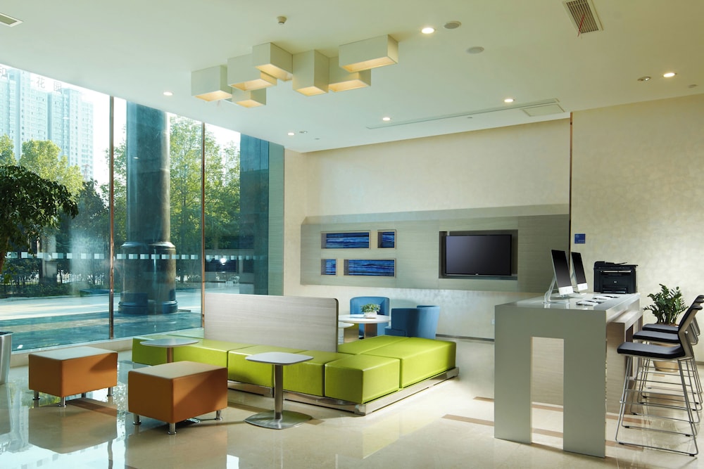 Holiday Inn Express Luoyang City Center 45/72