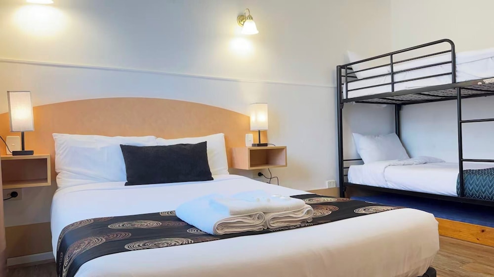 PARKVILLE MOTEL 19/56