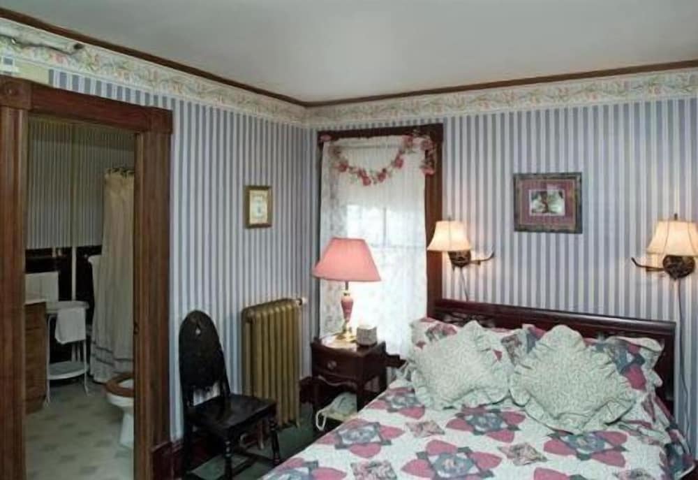 WoodStock Inn 24/43