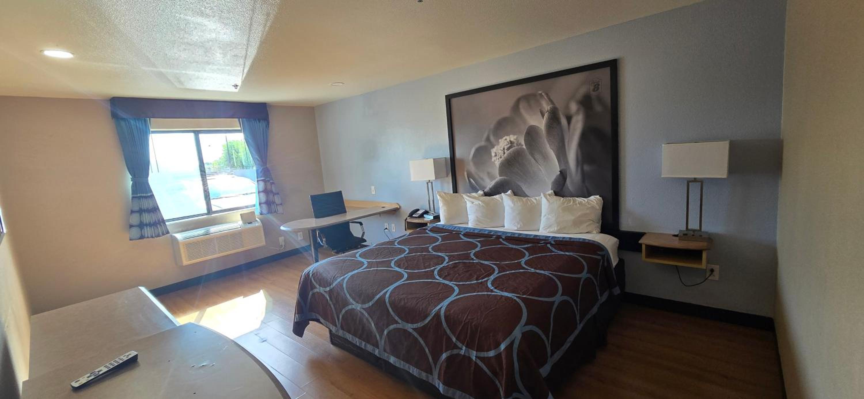 غرفة بسرير كينج بحوض استحمام لذوي الإعاقة، Super 8 by Wyndham New Braunfels I-35 3/6