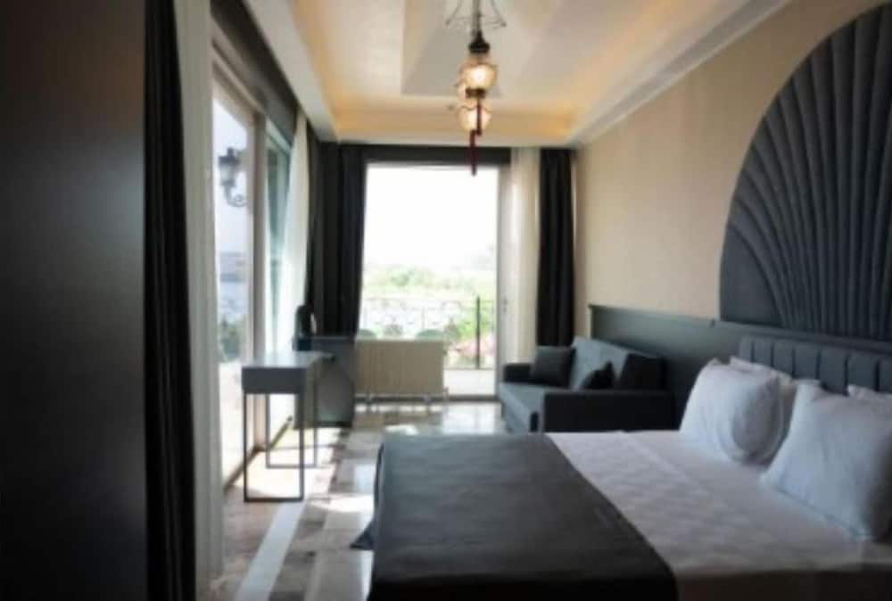 Kronos Hotel 8/39
