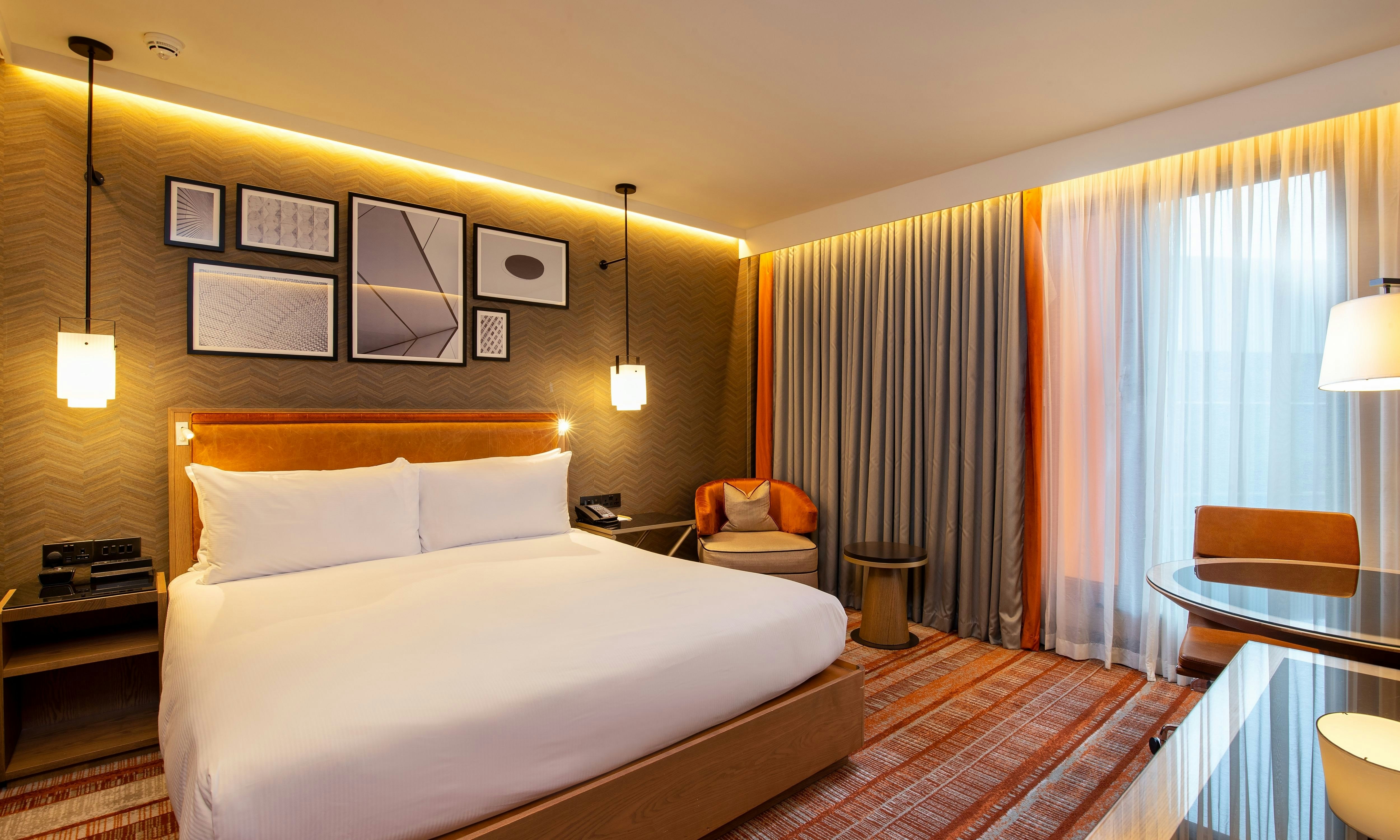 DELUXE, KING BED