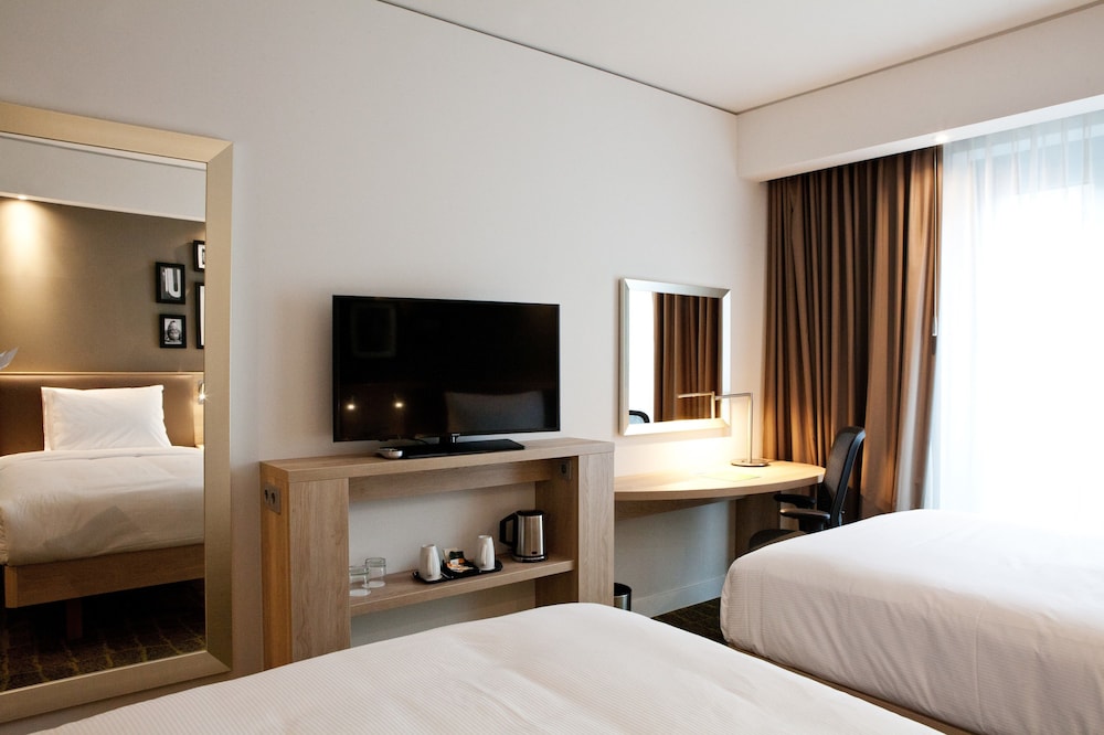 ROOM, TWIN BEDS