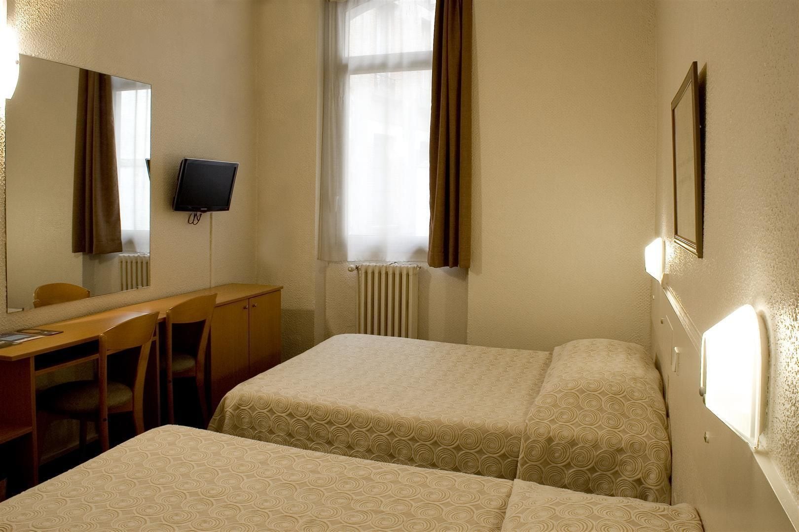 غرفة رباعية بسرير مزدوج مع أريكة، Ours Blanc Place Victor Hugo 9/10