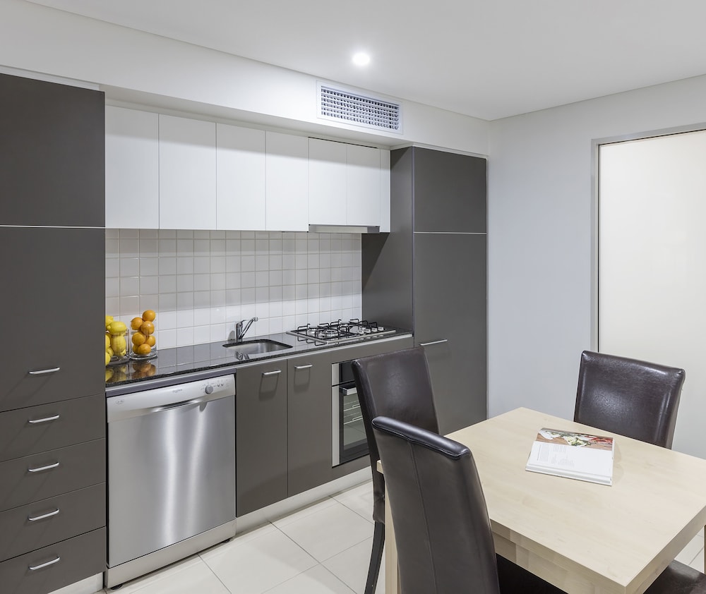 Oaks Embassy Adelaide Suites 58/64