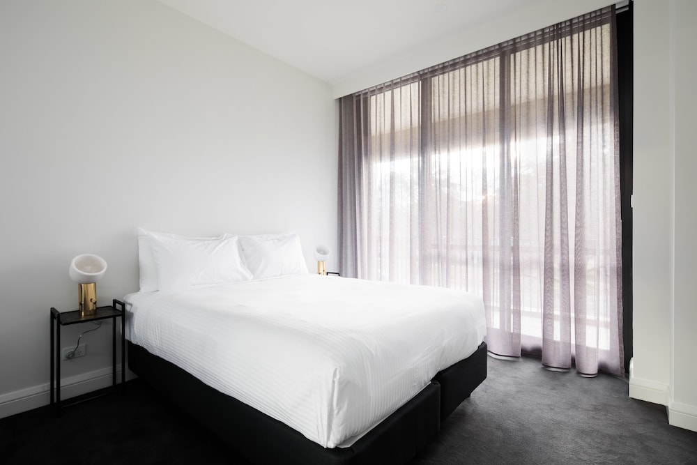 Knightsbridge Canberra 17/61
