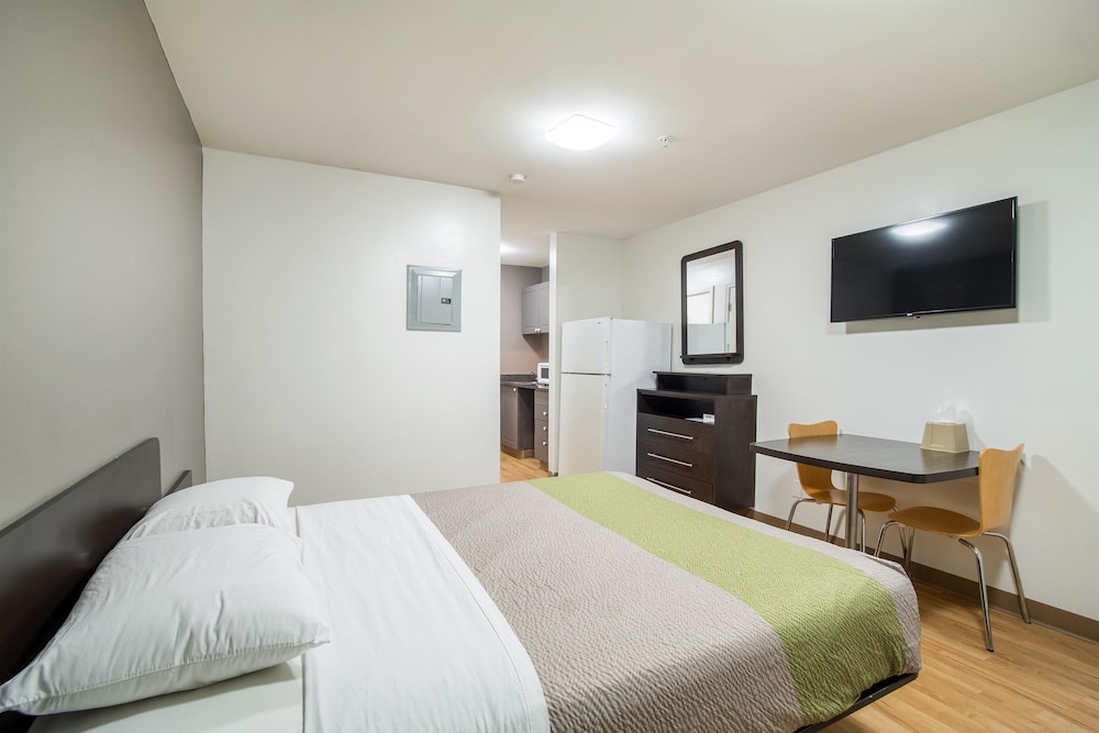 DELUXE, QUEEN BED, KITCHENETTE, SMOKING