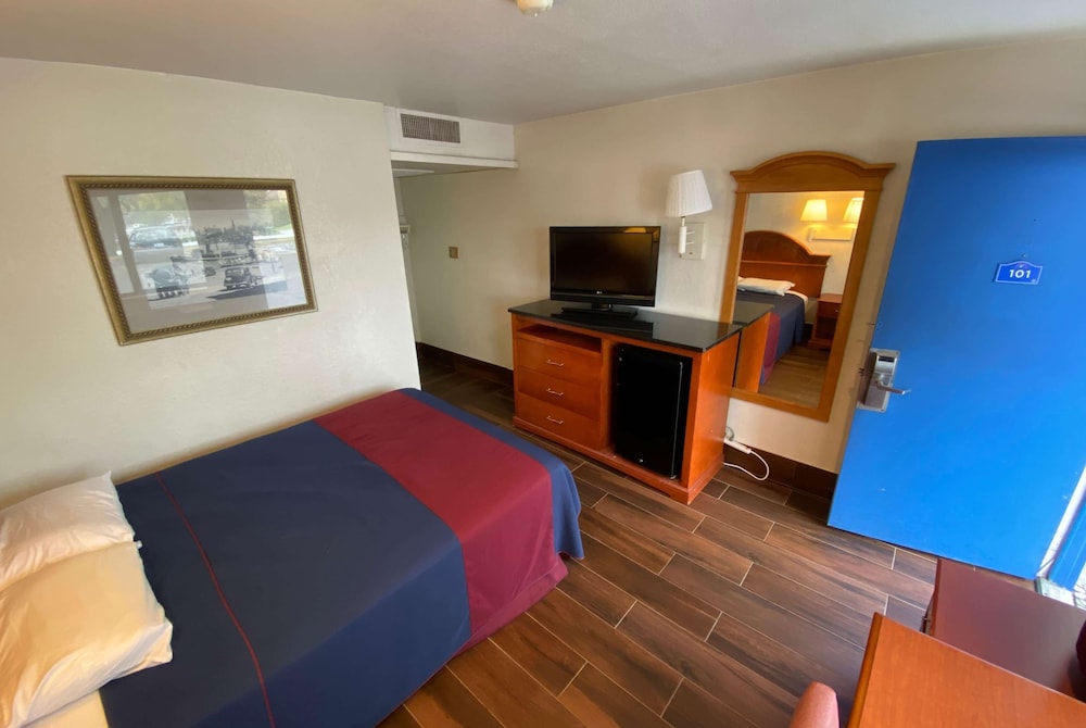 Travelodge by Wyndham Grand Rapids North 17/27