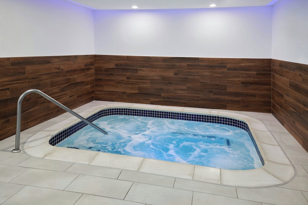 Fairfield Inn Suites By Marriott Detroit Farmington Hills 22/49