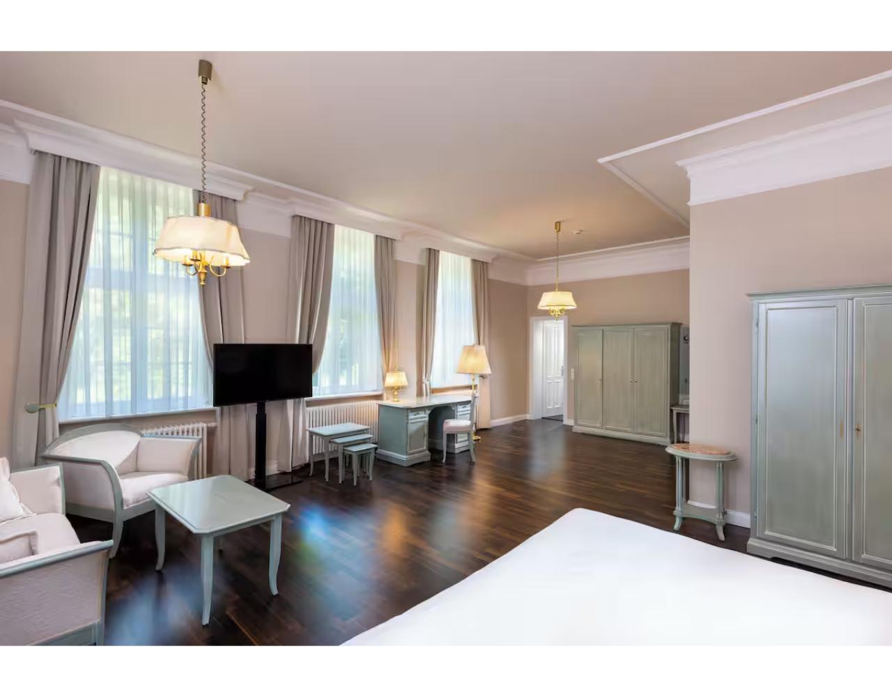 Manor, Suite