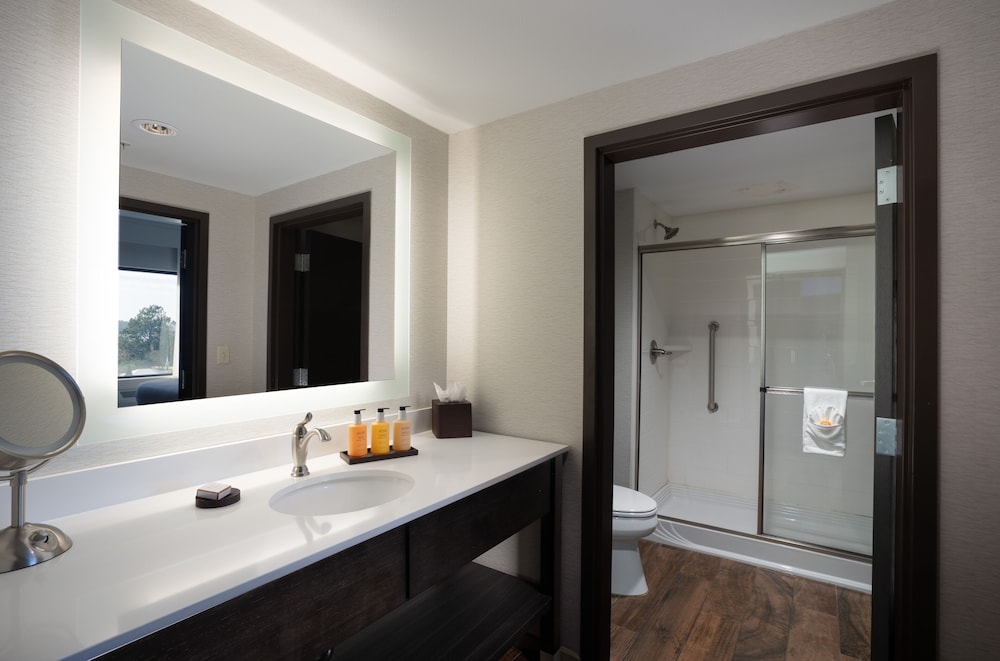 غرفة قياسية بسرير كينج مع أريكة، Shangri La Resort Afton 2/2