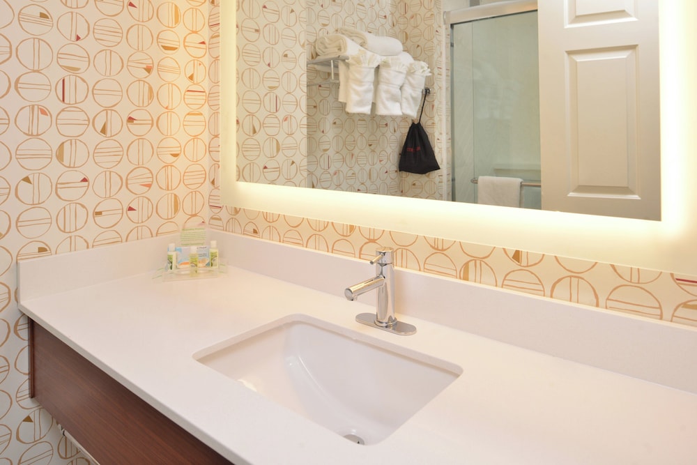 Holiday Inn Hotel And Suites Raleigh Cary I 40 Walnut St 67/68