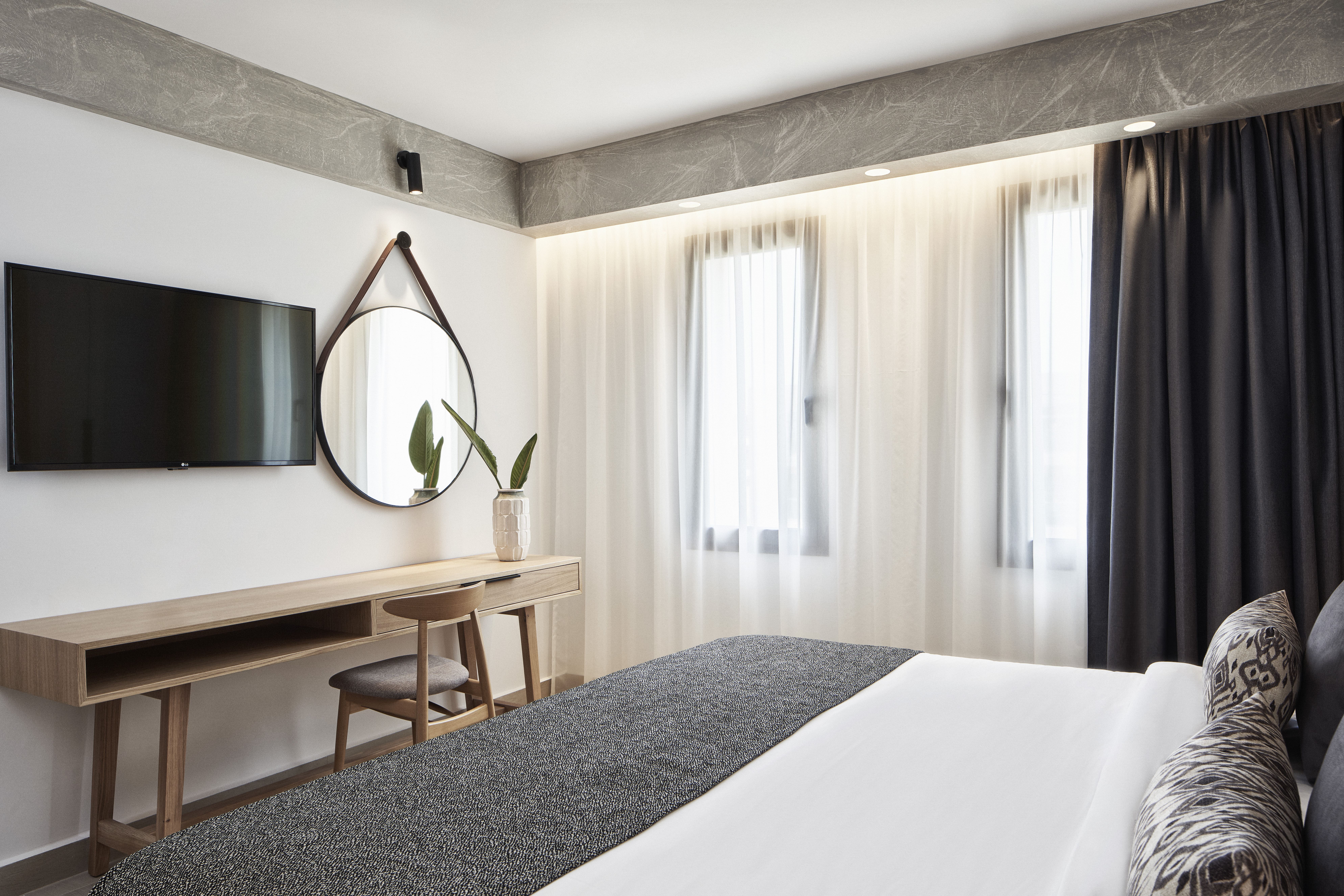 SUITE, INLAND VIEW