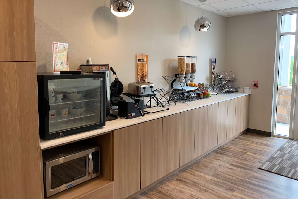 Microtel Inn & Suites by Wyndham Woodland Park 7/33