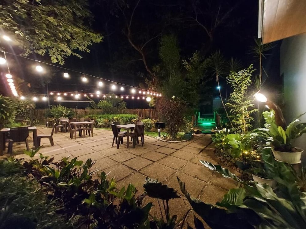 Acacia Garden Inn 62/66