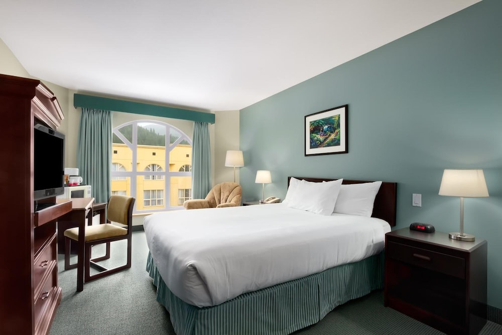 Harrison Lake Hotel 16/50