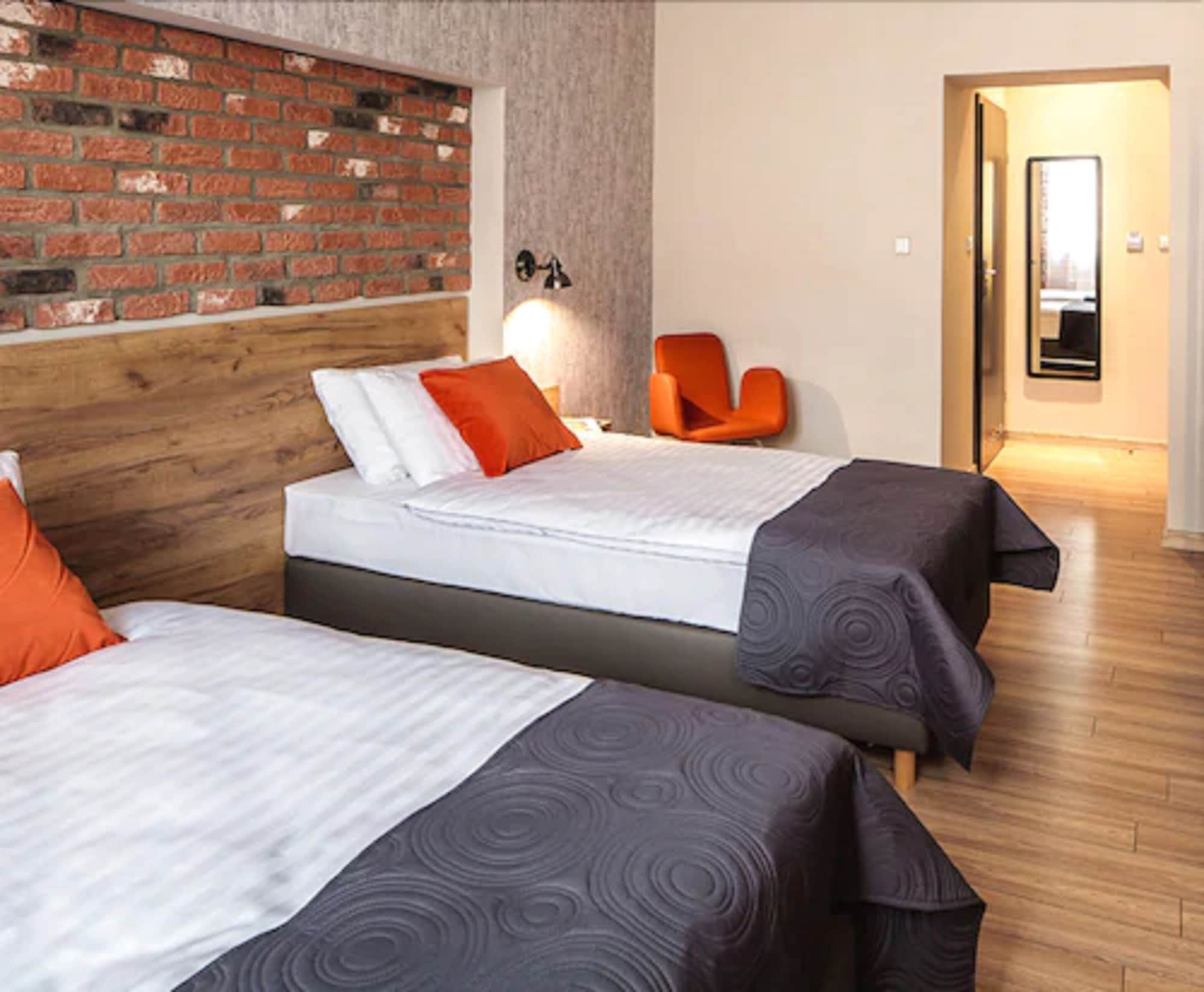 ROOM, TWIN BEDS