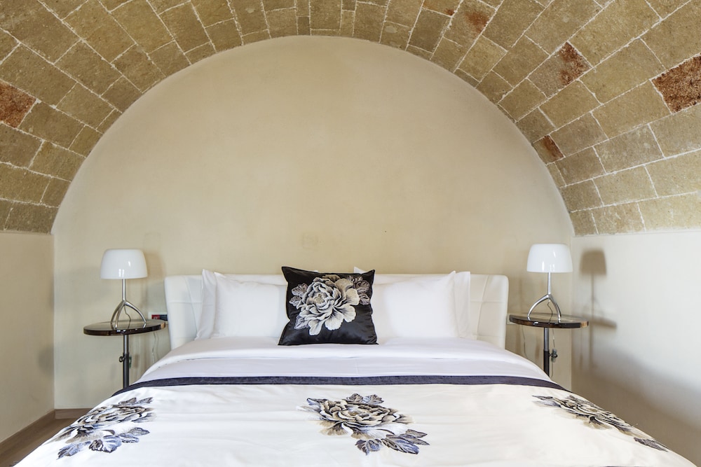 Moni Emvasis Luxury Suites 8/70