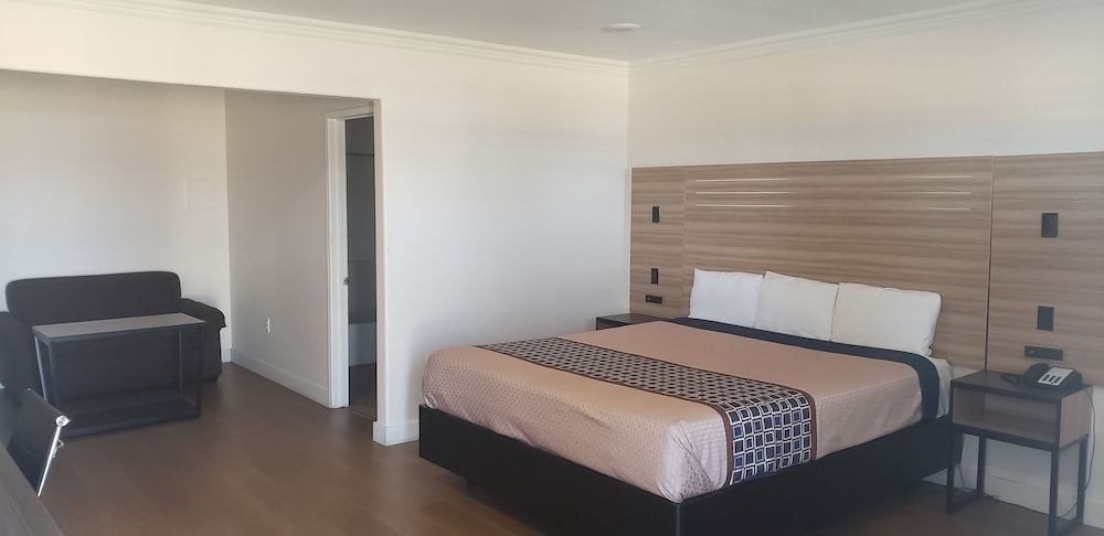 Regency Inn Suites Downey 17/40