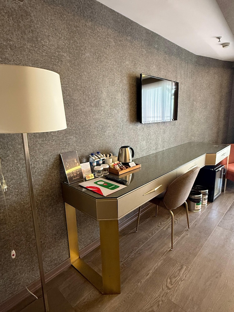Ayramin Deluxe Hotel 72/78