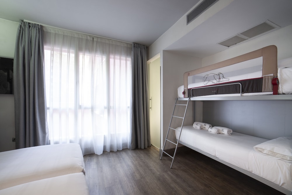 غرفة رباعية بسرير مزدوج وسرير بطابقين، Petit Palace Plaza Espana 5/10