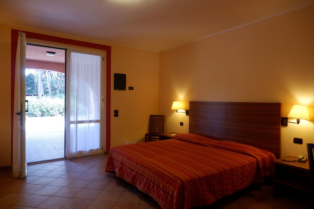 غرفة قياسية ثلاثية بسرير كوين وسرير فردي بإطلالة على الحديقة بشرفة، Villaggio Club I Tusci Residence 2/3