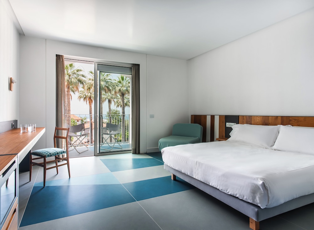 CLASSIC, DOUBLE BED, SOFA, BALCONY