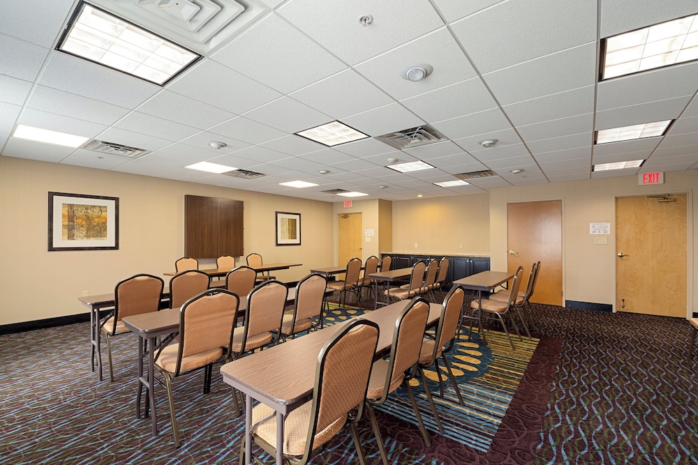 Holiday Inn Express Bloomington West 56/68