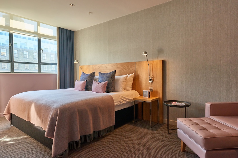 DELUXE, KING BED