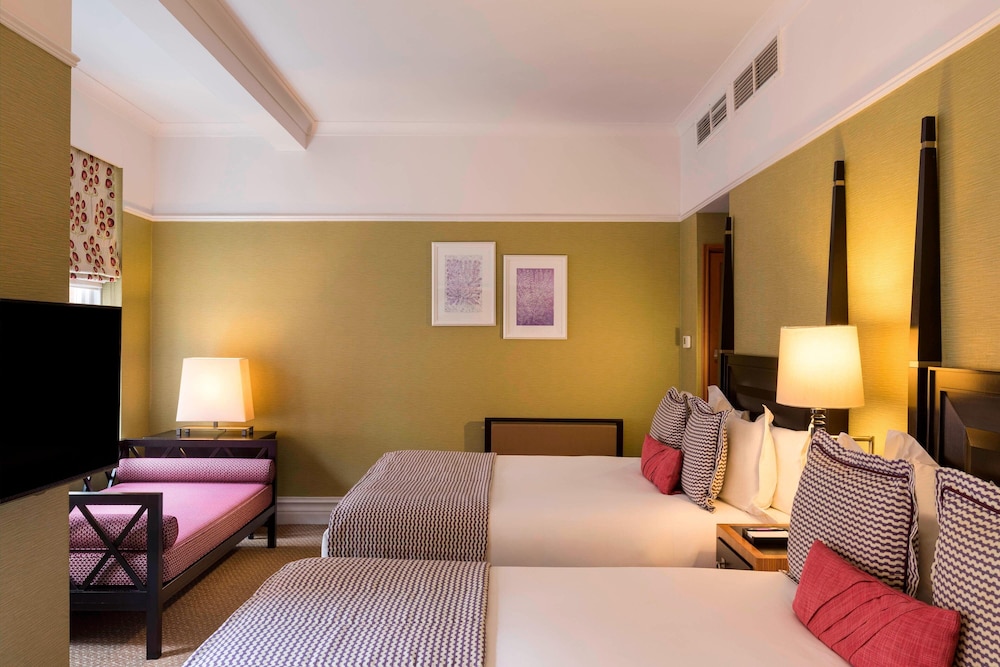 ST ERMINS HOTEL 8/41