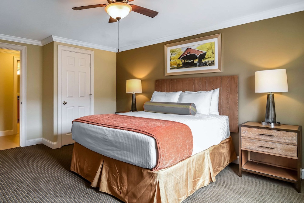 Upgrade, Suite, 1 Queen and 2 King Beds, Sofa