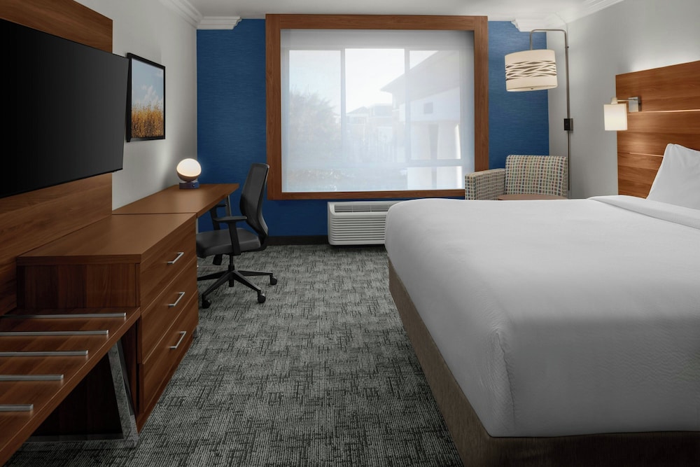 Holiday Inn Express Suites Rancho Cucamonga 20/57