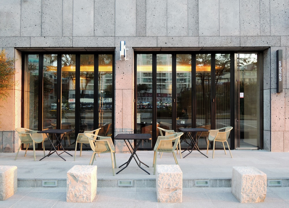 Vine Hotel 6/50