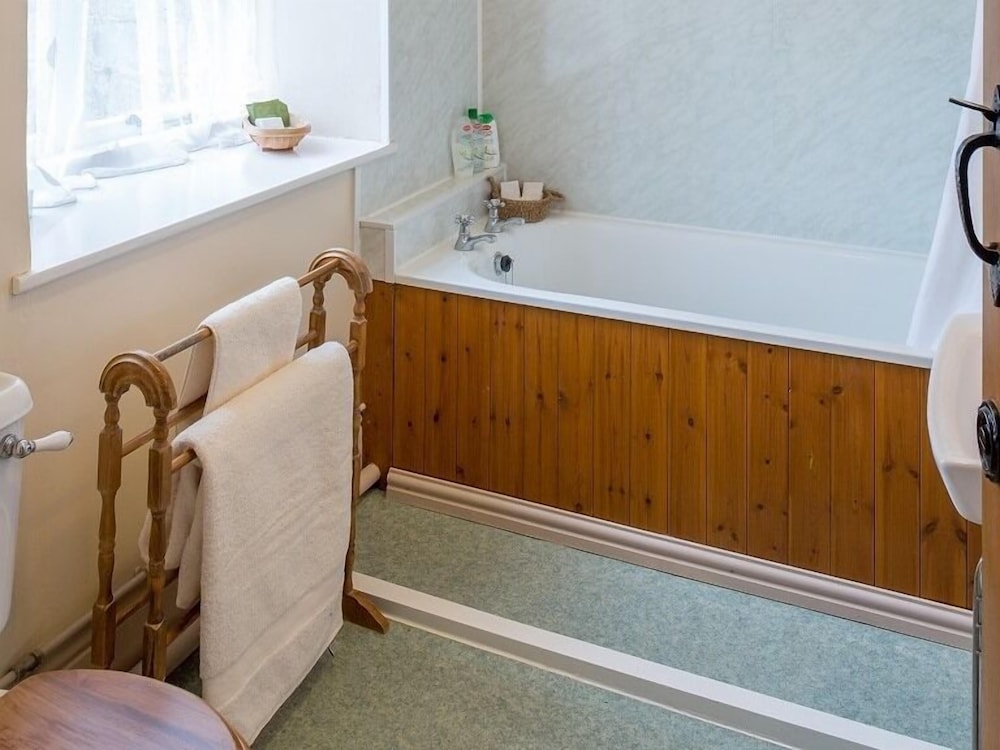 Marshwood Farm B&B And Shepherds Hut 29/33
