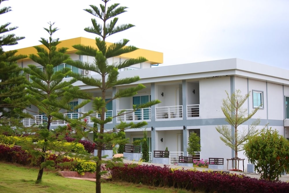 Breeze Hill Hotel 8/50