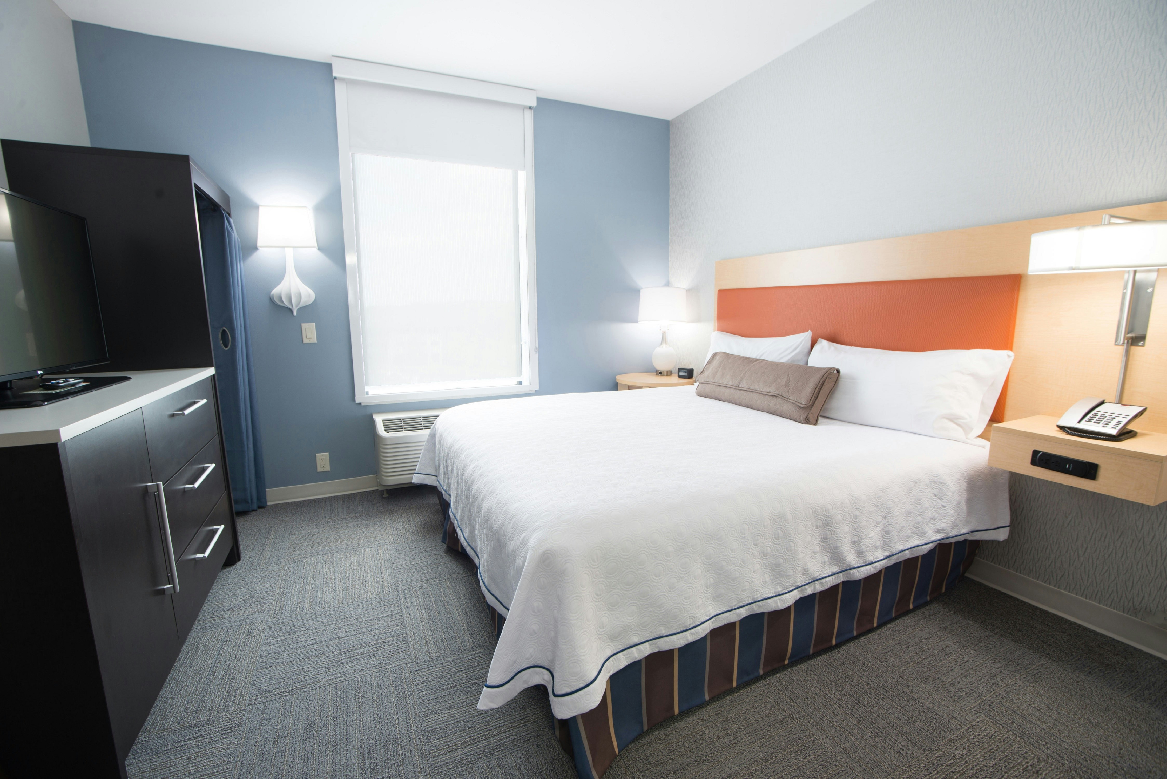 SUITE, KING BED, ACCESSIBLE