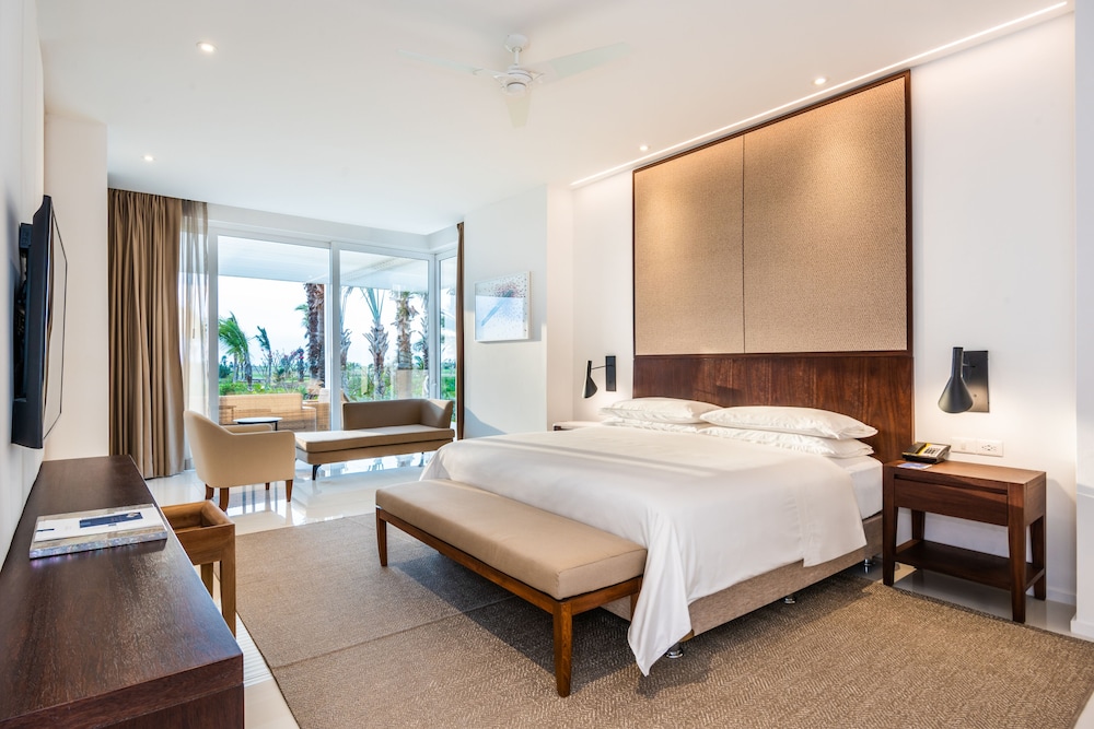Preferred Club, Master, Suite, King Bed, Tropical View, Sofa