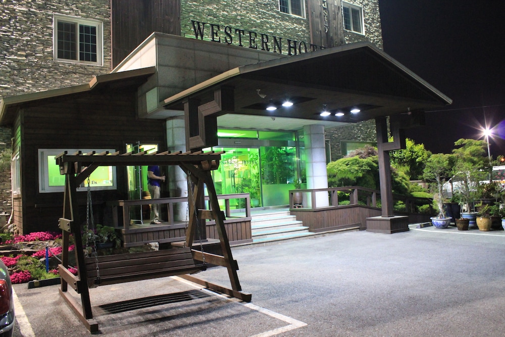 Western Hotel 32/47