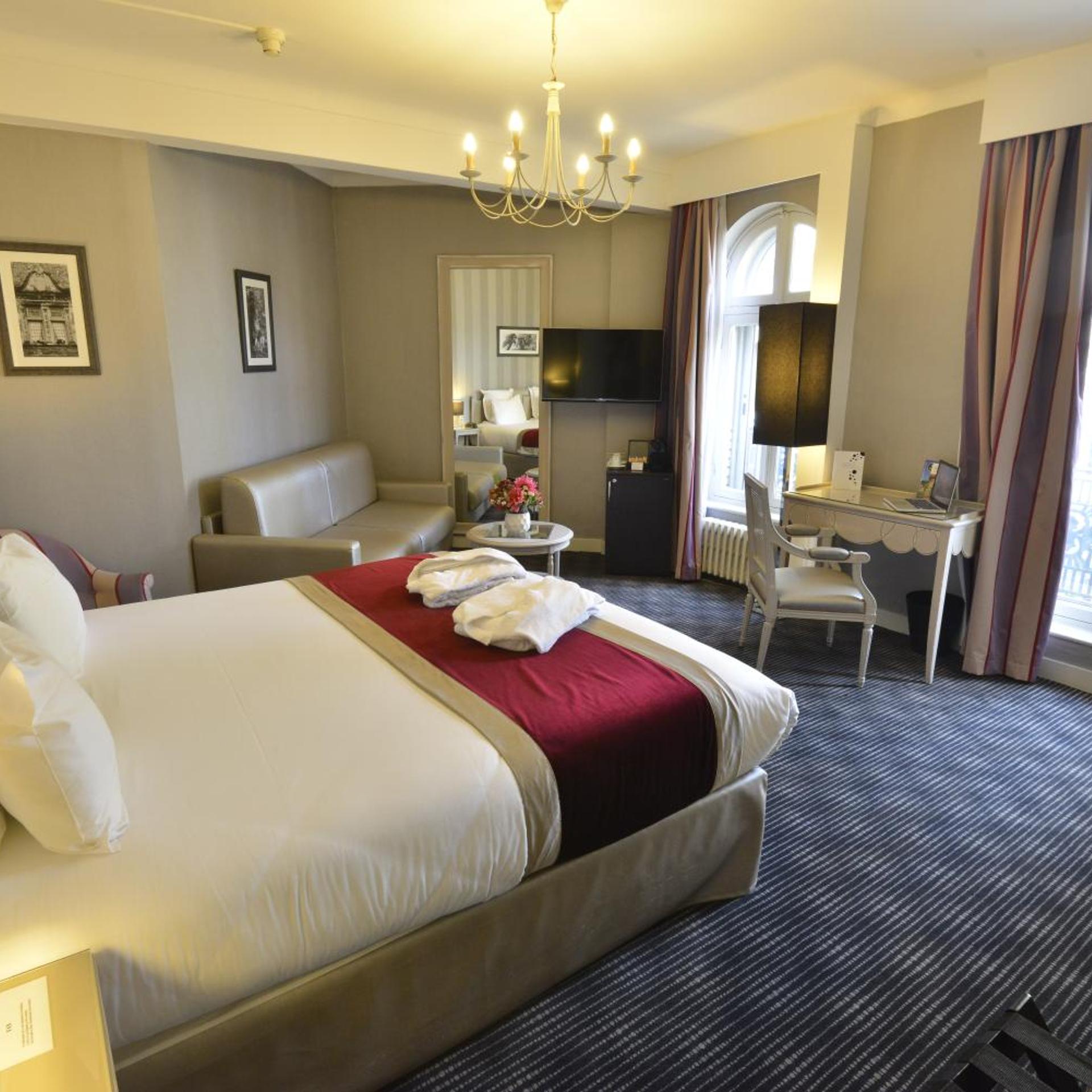 PRIVILEGE, DOUBLE BED