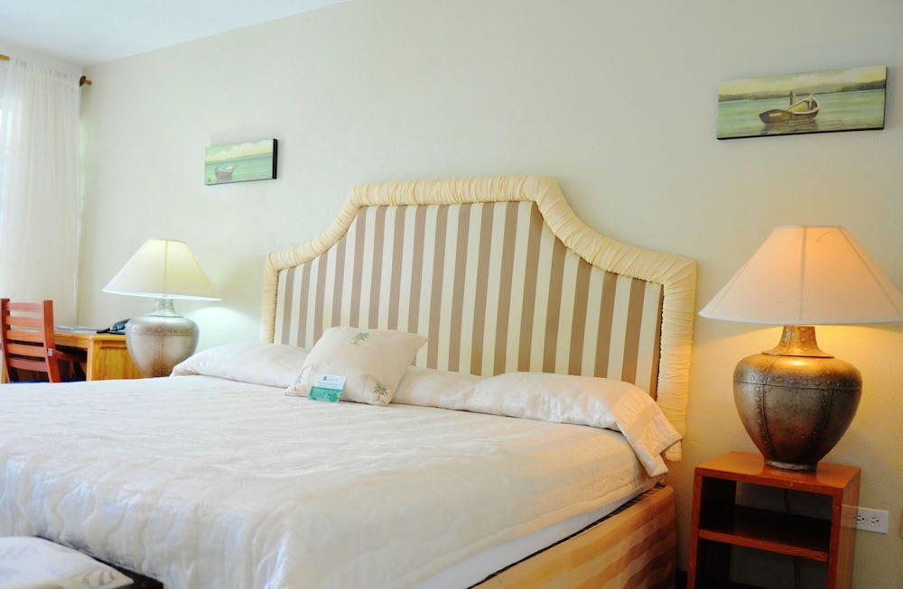 Beachcombers Hotel 22/77