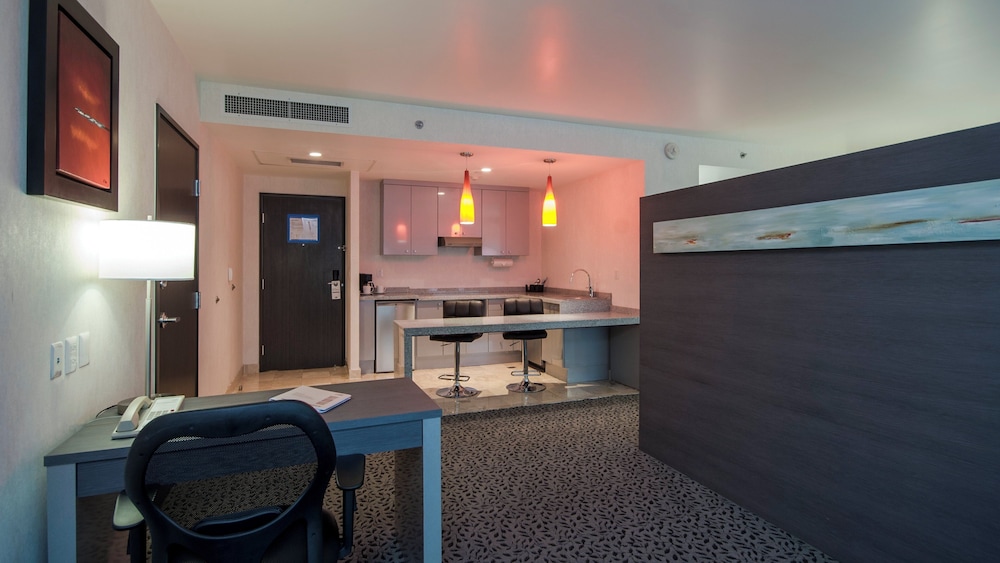 Holiday Inn Express & Suites Queretaro, an IHG Hotel 11/50
